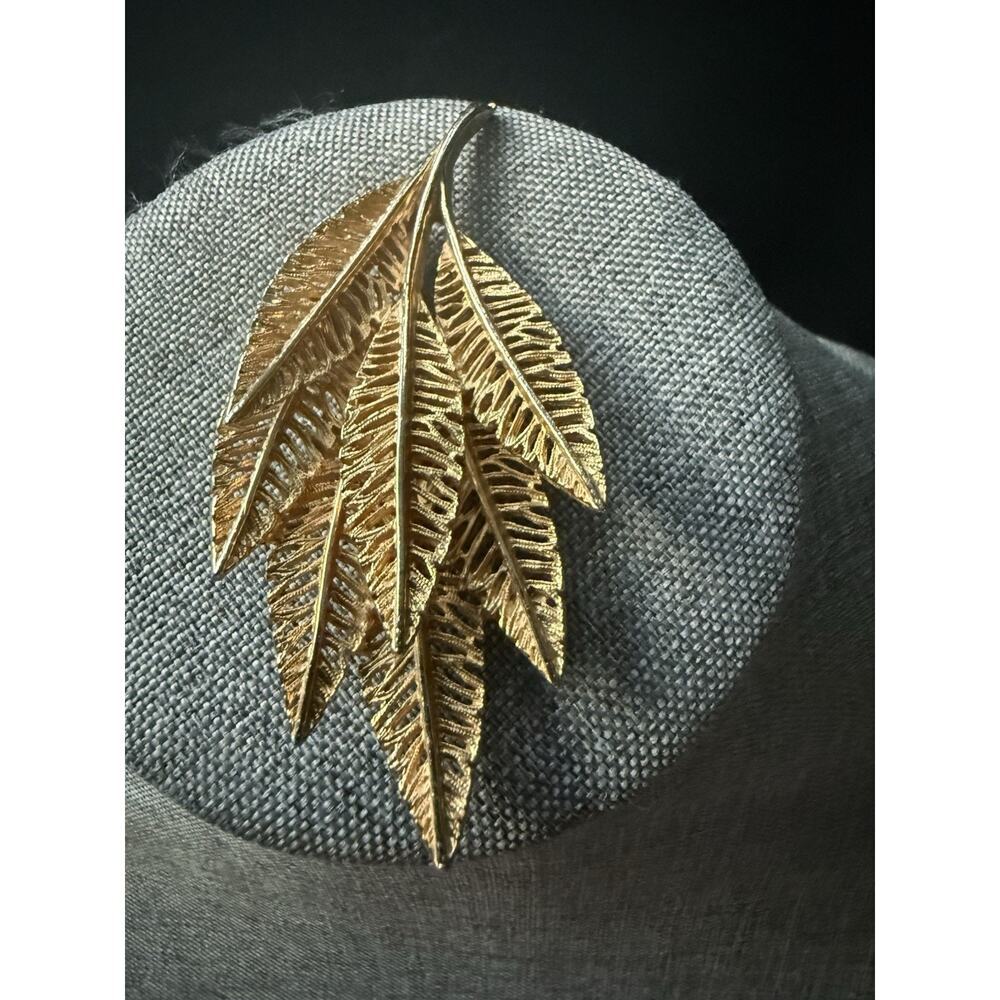 Vtg Signed ART Leaf Brooch Textured Gold Tone Pin Signed Career Capsule Autumn